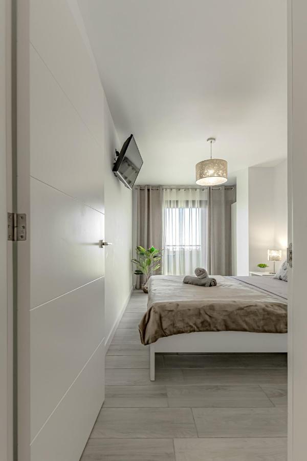 Newly Reformed With Sea View And Pool, Near The Beach, In Playa De Americas *